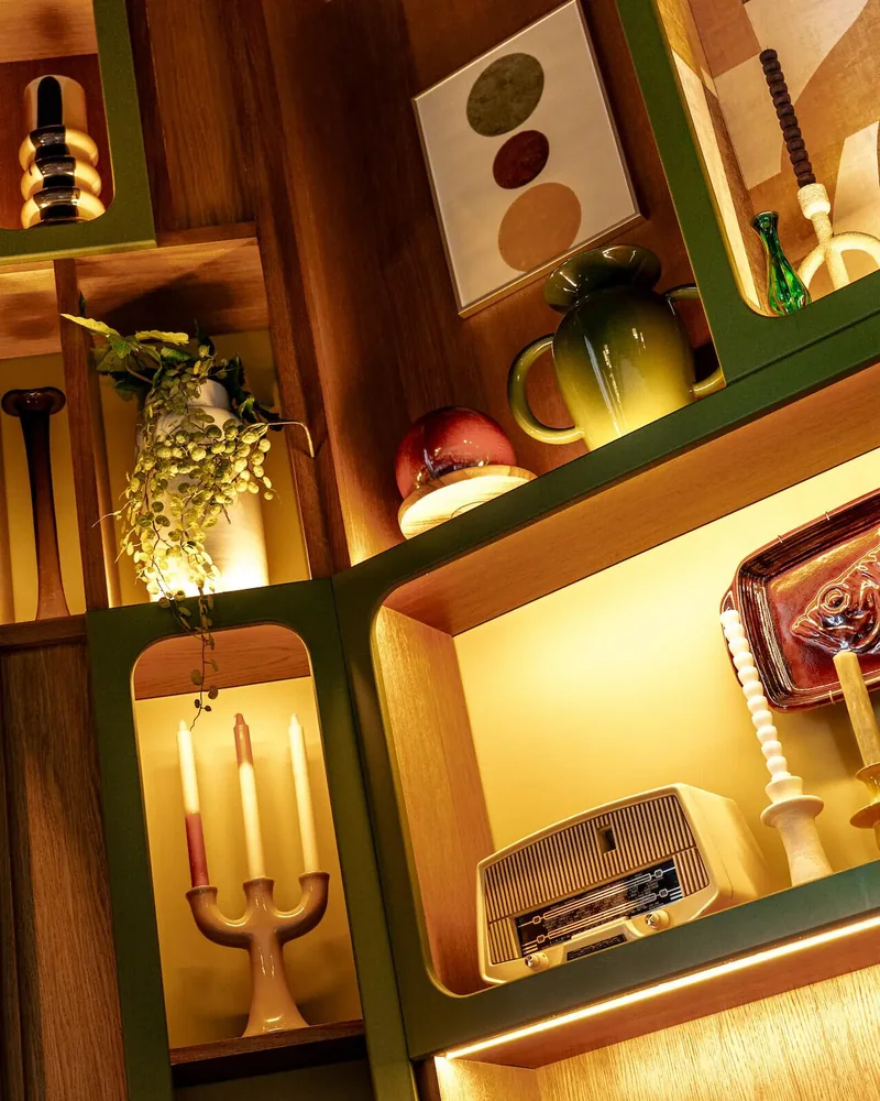 Shelves, objects and lighting in Billy’s dining room